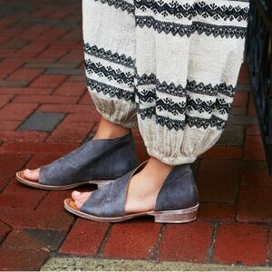 Free People
Mont Blanc
Asymmetrical Sandal size 7.5 or a 38